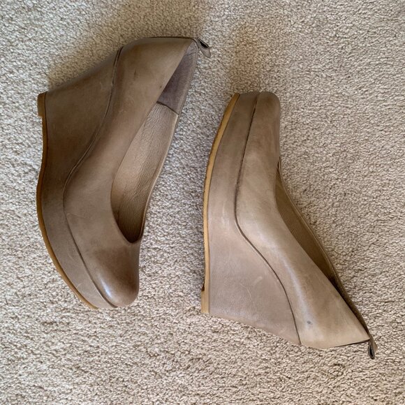 HIBOU - Tan leather wedges - Picture 2 of 3